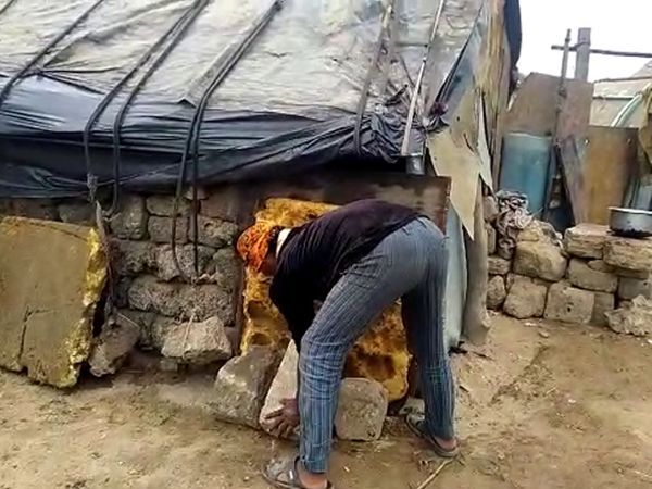 पत्थरों की ओट से आशियाना बचाने की कोशिश।