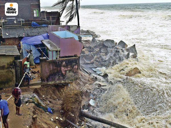 तूफान की वजह से तिरुअनंतपुरम में ऊंची-ऊंची लहरें उठीं। किनारों पर बने मकानों को भारी नुकसान हुआ है।