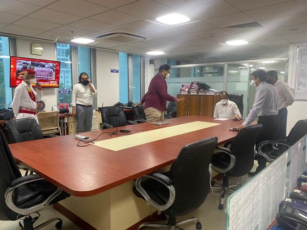 Cyclone Tauktae Latest Photos; Mumbai Rain News | Rain Warning In Maharashtra Palghar Thane And Ratnagiri Districts | तेज हवा और बारिश की वजह से पेड़ गिरे, कई गाड़ियों को नुकसान; एक शख्स की मौत 10 डिप्टी CM अजित पवार ने चक्रवाती तूफान को लेकर तैयारियों का जायजा लिया।