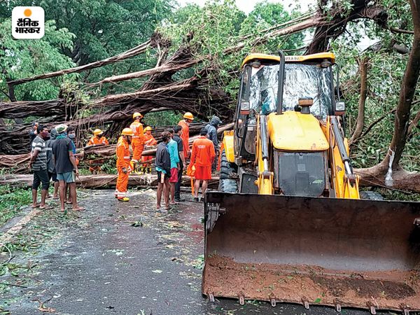 सबसे पहले तूफान गोवा के तटीय क्षेत्र से टकराया। गोवा में चक्रवाती तूफान से भारी नुकसान हुआ। सड़कों पर कई जगह पेड़ गिर गए।