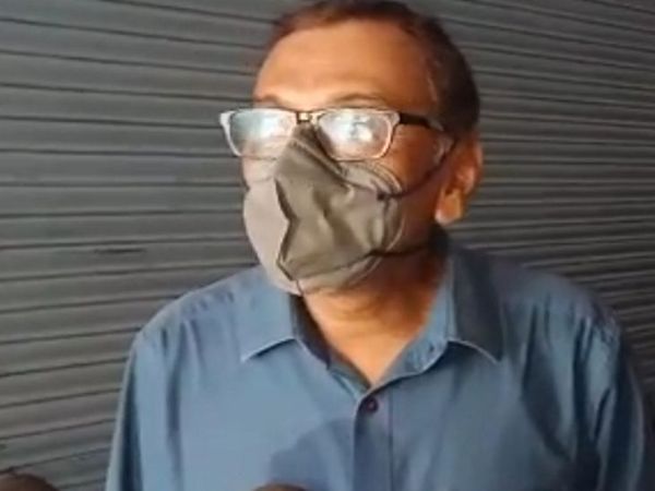 दुकान मालिक पटेल बोले - दो बदमाश आए थे।