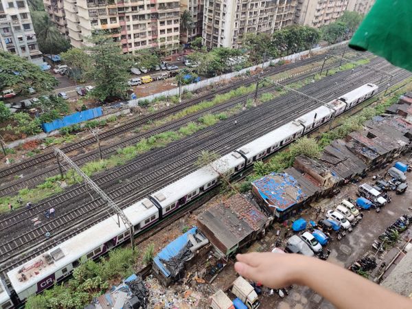 Cyclone Tauktae Latest Photos; Mumbai Rain News | Rain Warning In Maharashtra Palghar Thane And Ratnagiri Districts | तेज हवा और बारिश की वजह से पेड़ गिरे, कई गाड़ियों को नुकसान; एक शख्स की मौत 5 मुंबई के घाट स्टेशन और नित्यानंद नगर के बीच एक लोकल ट्रेन पर गिरा पेड़।