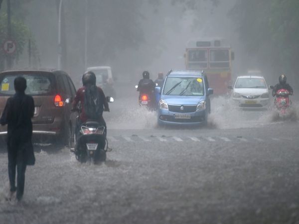 बारिश की वजह से मुंबई के निचले इलाकों में घुटनों तक पानी भर गया है।