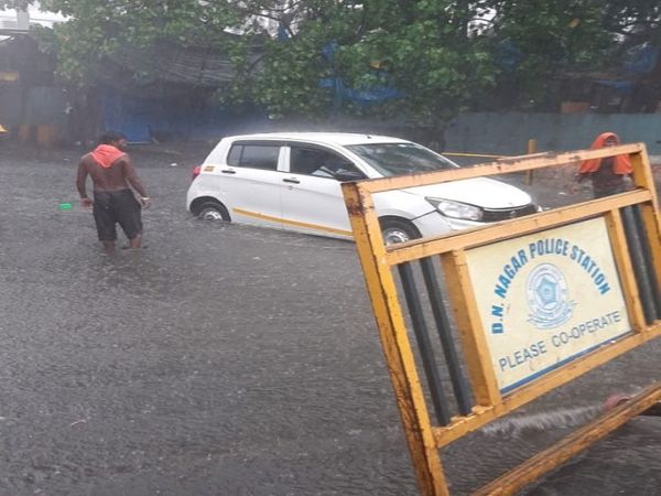 Cyclone Tauktae Latest Photos; Mumbai Rain News | Rain Warning In Maharashtra Palghar Thane And Ratnagiri Districts | तेज हवा और बारिश की वजह से पेड़ गिरे, कई गाड़ियों को नुकसान; एक शख्स की मौत 6 अंधेरी सबवे पर पानी भरने की वजह से कुछ समय के लिए गाड़ियां फंसी हुई नजर आईं।