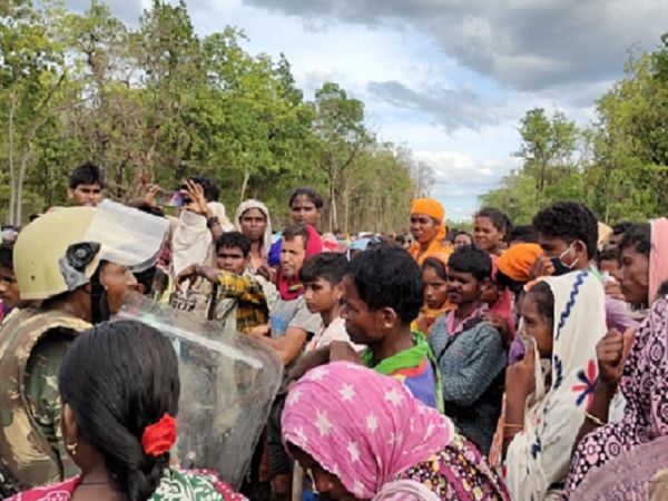 5 गांव के ग्रामीण 14 मई से सिलेगर में एकत्र हैं और कैंप का विरोध कर रहे हैं।