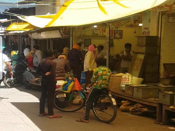 दूकान के खुलने के बाद अगस्त की शुरुआत में वायुयानों की शुरुआत हुई।