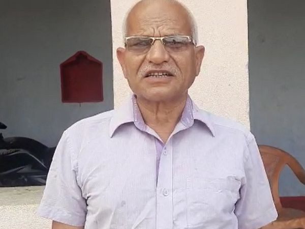 ग्रामीण निर्मल सिंह की चिंता है कि मजदूरों की स्वास्थ्य जांच नहीं हुई तो कई गांव प्रभावित होंगे।
