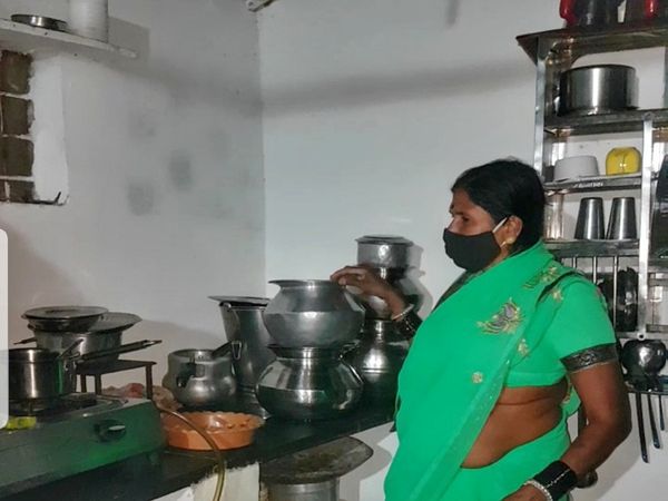 गोदावरी तारक ने परिवार के साथ मिलकर काम किया है।