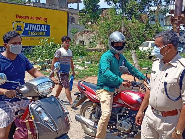 घाटशिला में ई-पास के लिए चेकिंग करती पुलिस।