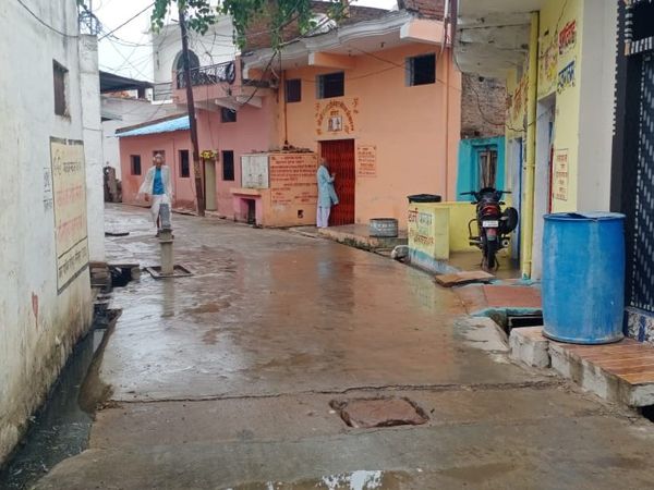 फोटो ललितपुर की है। यहां रविवार की रात से ही हल्की बारिश हो रही है।
