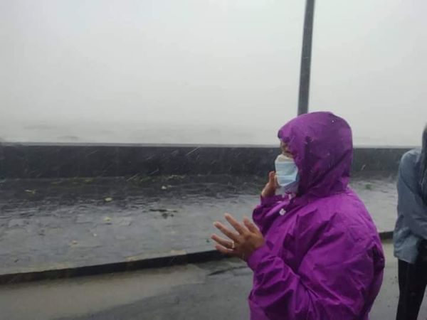 मुंबई की मेयर किशोरी पेडणेकर ने सड़क पर उतर राहत कार्य का जायजा लिया।