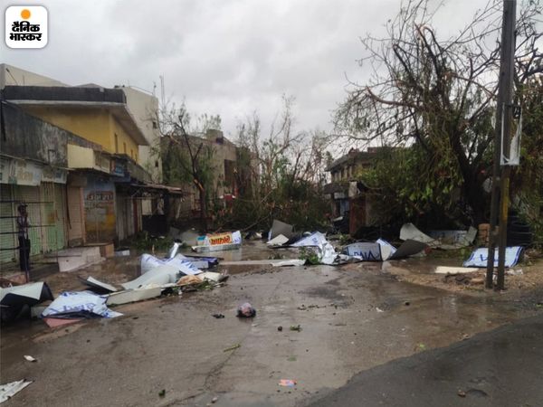 Electricity supply came to a standstill due to falling of the poles. Trees scattered like straw in the streets | तूफान का खौफनाक मंजर; तेज हवाओं के बीच खंबे गिरने से कई इलाकों में बिजली सप्लाई ठप, सड़कों पर गिरे पेड़ों ने रोके रास्ते 5 यह तस्वीर भी उना की है। यहां हर तरफ ताऊ ते की तबाही देखी जा सकती है। सभी चीजें तेज हवा में उखड़कर सड़कों पर इस तरह बिखर गई।