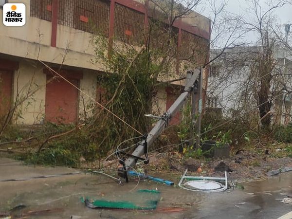 Electricity supply came to a standstill due to falling of the poles. Trees scattered like straw in the streets | तूफान का खौफनाक मंजर; तेज हवाओं के बीच खंबे गिरने से कई इलाकों में बिजली सप्लाई ठप, सड़कों पर गिरे पेड़ों ने रोके रास्ते 7 तेज हवा से उना के कई इलाकों में बिजली के खंबे उखड़कर गिर गए। इससे वहां इलाकों में बिजली सप्लाई ठप हो गई। तस्वीर में नजर आ रहा लोहे का खंबा तेज हवा की वजह से बीच में से मुड़कर गिर गया।