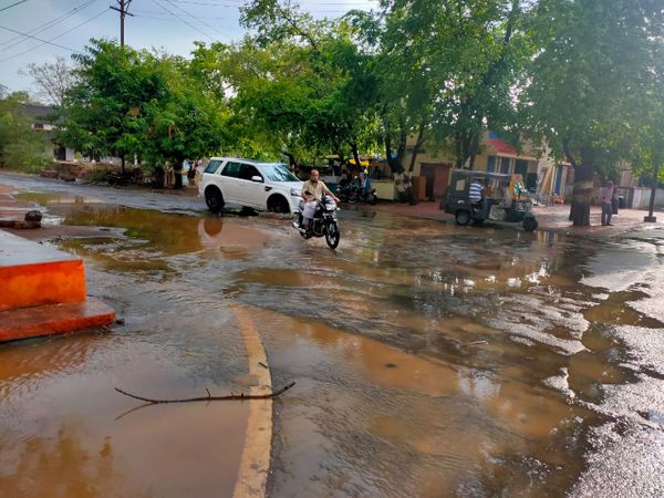 पीपल चौक पर बारिश का पानी सड़क पर बह निकला।