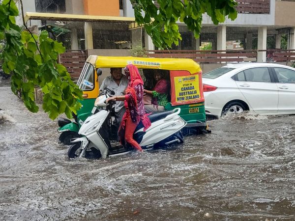 ताऊ ते तूफान की वजह से गुजरात के अहमदाबाद में भारी बारिश हुई है। - Dainik Bhaskar