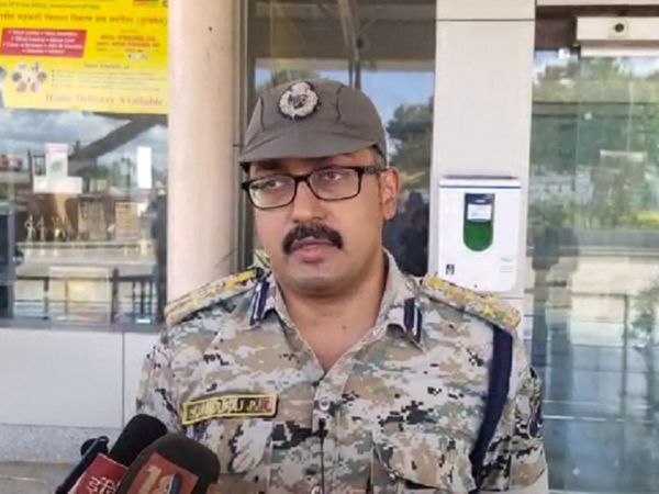 बस्तर IG सुंदरराज पी. का कहना है कि सोमवार दोपहर करीब 12 बजे नक्सलियों ने फायरिंग शुरू कर दी थी। जवानों ने जवाबी कार्रवाई की। घटना में 3 लोगों की मौत हो गई।