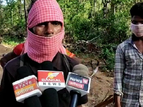 गांववालों का आरोप है कि फोर्स ने हमारे जल, जंगल, जमीन पर कब्जा किया है। इसे लेकर गांव में नाराजगी है और वे इसके विरोध में प्रदर्शन कर रहे हैं।