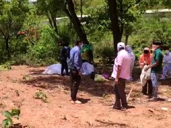 किरंदुल में अब तक 16 संक्रमितों की मौत हो चुकी है। ऐसे में उनकी मदद के लिए नगर पालिका अध्यक्ष मृणाल राय खुद पहुंच जाते हैं।