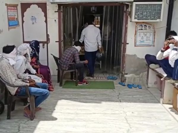 ग्रामीण इलाकों में लोग झोलाछाप डॉक्टरों के यहां इलाज के लिए पहुंच रहे हैं।