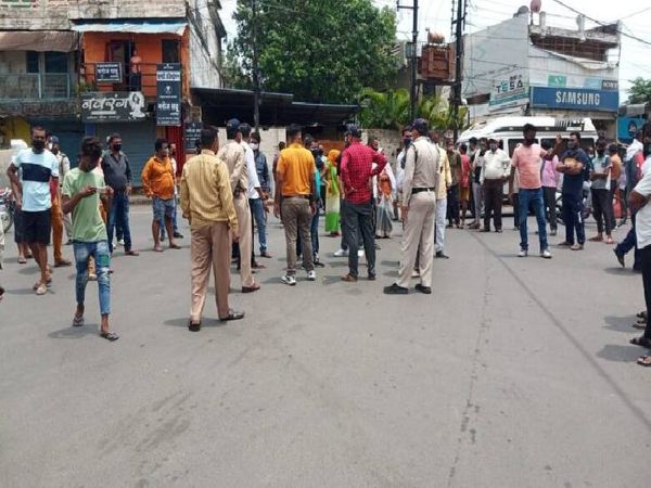 शव रखकर प्रदर्शन करते परिजन।