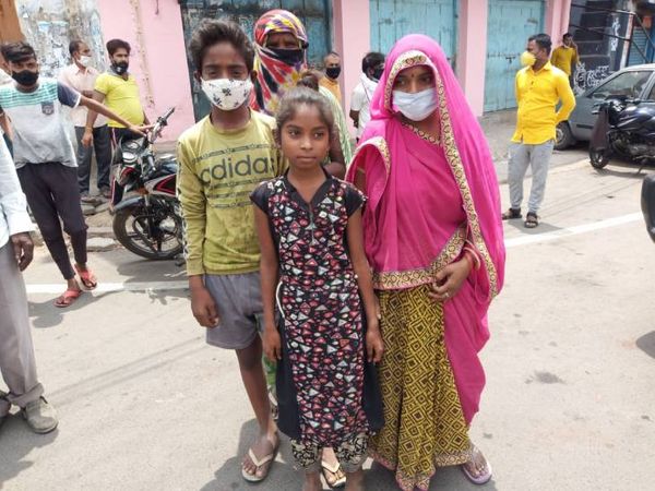 दोनों बच्चों के साथ पत्नी व मां।