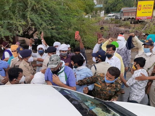 Police stopped and beat up the convoy, and the collector pushed the farmers themselves, the police beaten the convoy | काफिला रोककर केंद्रीय कृषि मंत्री की कार को घेरा तो खुद कलेक्टर ने किसानों को दिया धक्का, पुलिस ने पीटा 2 पुलिस की असफलता.... विरोध की सूचना पर सुबह ही पुलिस ने उठा लिए दो किसान नेता फिर भी किसानों को प्रदर्शन से नहीं रोक सके। - Dainik Bhaskar
