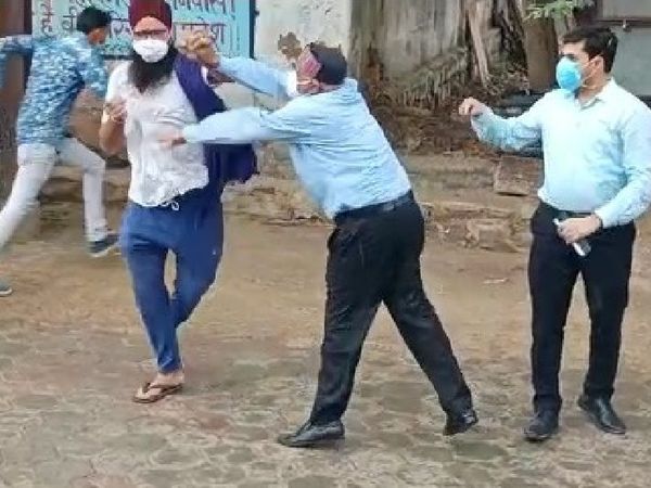 Police stopped and beat up the convoy, and the collector pushed the farmers themselves, the police beaten the convoy | काफिला रोककर केंद्रीय कृषि मंत्री की कार को घेरा तो खुद कलेक्टर ने किसानों को दिया धक्का, पुलिस ने पीटा 3 किसानों से धक्का-मुक्की करते कलेक्टर राकेश कुमार श्रीवास्तव।