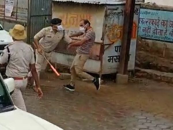 Police stopped and beat up the convoy, and the collector pushed the farmers themselves, the police beaten the convoy | काफिला रोककर केंद्रीय कृषि मंत्री की कार को घेरा तो खुद कलेक्टर ने किसानों को दिया धक्का, पुलिस ने पीटा 4 किसानों के प्रदर्शन के दौरान युवक की पिटाई करती पुलिस।