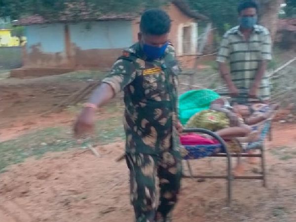 कोरोना के डर से परिजनों ने 65 साल की एक वृद्धा को खंडहर में छोड़ दिया। कांस्टेबल सत पूरन जांगड़े को पता चला तो वह खाट सहित घर लाए और परिजनों को समझाया।