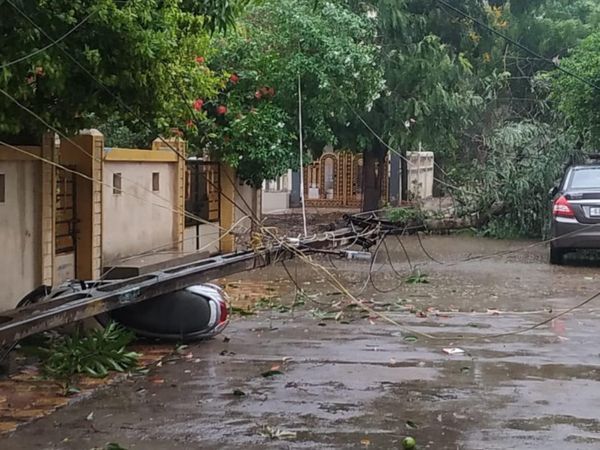 ऊना में 165 किमी प्रति घंटे की रफ्तार से चली हवाओं के चलते कई जगह बिजली के खंभे गिर गए। कई वाहनों को भी नुकसान हुआ है।