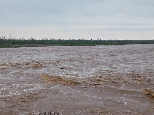 अमरेली-राजुला के डैम ओवरफ्लो होने से हिंडोरणा नदी में बाढ़ आ गई है। अब और बारिश हुई तो खतरा बढ़ जाएगा।
