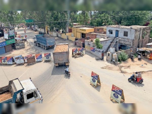 रामगढ़ चौकी के सामने लगे नाके से गुजरते ओवरलोडिंग टिपर। - Dainik Bhaskar