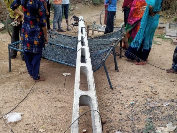 पाटण में एक परिवार के कुछ लोग चारपाई पर बैठे थे। इसी दौरान बिजली का पोल गिर पड़ा। इस घटना में एक महिला की मौत हो गई।