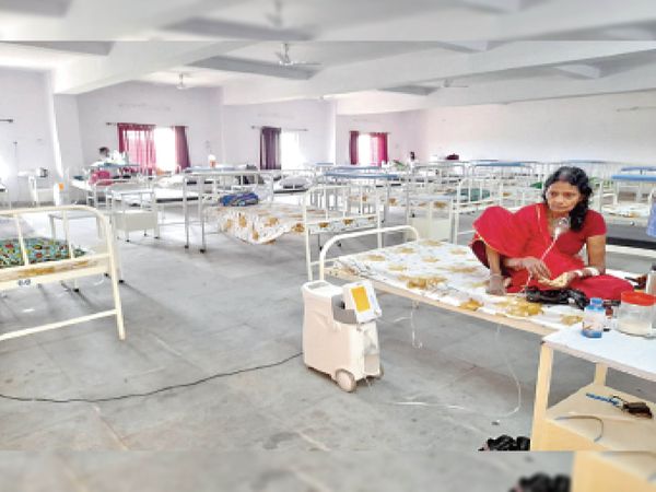 Sheds of 50 in 20 days, beds emptied at the largest referral hospital; But rural hawks are getting treatment from doctors only | 20 दिन में 50 की माैत, सबसे बड़े रेफरल अस्पताल में बेड खाली; पर ग्रामीण झोलाछाप डॉक्टरों से ही करा रहे इलाज 2 जैनामोड़ रेफरल अस्पताल में खाली पड़े बेड - Dainik Bhaskar