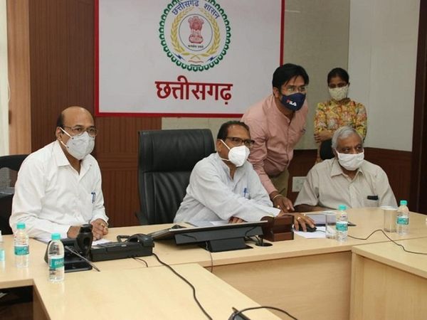 CG board 10th exam result; Results released without written examination for the first time, no failures, 97 percent children passed the first class | 10वीं बोर्ड परीक्षा परिणाम में कोई फेल नहीं हुआ, बिना लिखित परीक्षा के जारी हुआ रिजल्ट, 97% बच्चे फर्स्ट डिवीजन 2 स्कूल शिक्षा मंत्री डॉ. प्रेमसाय सिंह टेकाम ने रिजल्ट ऑनलाइन जारी किया। - Dainik Bhaskar