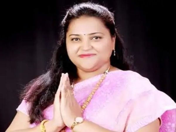 प्रियदर्शनी खुद को एक राजनीतिक दल की अध्यक्षा बताते हुए फिरौती की मांग कर रही थी। - Dainik Bhaskar