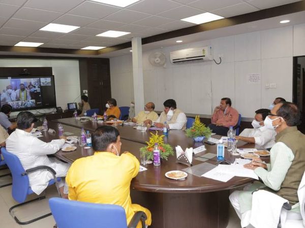 Relief will start in June, strict lockdown till May 31, said in Crisis Management meeting | CM शिवराज ने कहा- जून में लॉकडाउन से राहत मिलने लगेगी, उज्जैन संभाग से होगी शुरुआत 2 उज्जैन में समीक्षा बैठक के दौरान सीएम व अन्य जनप्रतिनिधि और अधिकारी। - Dainik Bhaskar