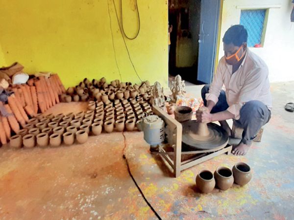 करवे बना रहे बबलू प्रजापति। - Smart Newsline