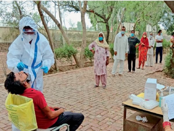 This is how we will win… The villagers themselves imposed lockdown, the decision to open shops after the test, will have to pay 11000 fine for the violation | ऐसे जीत जाएंगे हम... ग्रामीणों ने खुद ही लगाया लॉकडाउन, टेस्ट के बाद दुकानें खोलने का फैसला, उल्लंघन पर देना होगा 11000 जुर्माना 2 सीएचसी डबबाल कलां में टेस्ट के लिए लगी लोगों की लाइन। - Dainik Bhaskar