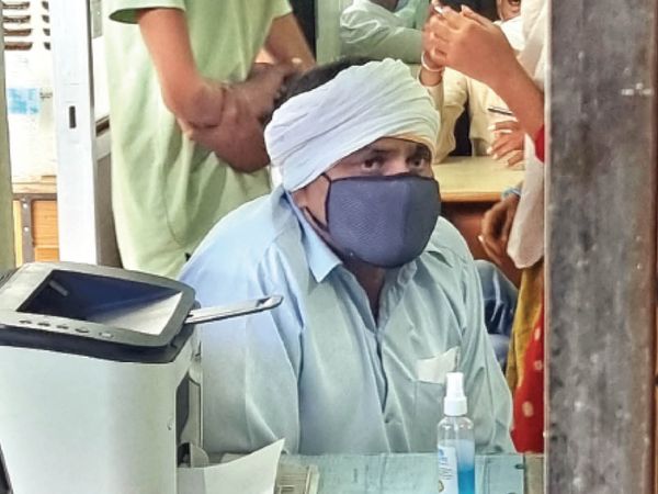 Subedar's father dies due to fake injection, left one to friend, his mother also succumbed | सूबेदार के पिता की नकली इंजेक्शन से मौत, एक बचा तो दोस्त को दिया, उसकी मां ने भी तोड़ा दम 2 सूबेदार शेरसिंह ने बताया मैंने 21 अप्रैल को दवा बाजार के कारोबारी व प्रकरण के आरोपी रहे गौरव केसवानी से 36 हजार में 3 इंजेक्शन खरीदे थे। - Dainik Bhaskar