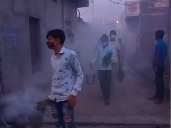 Villagers afraid of vaccines, sunny journey escaped from Caerena; Locks on homes, camping in fields | टीके से डरे गांववाले, काेराेना से बचने निकाली धूप यात्रा; घरों पर ताले, खेतों में डेरा 2 युवाओं ने गांव में धूप चिकित्सा यात्रा निकाली। इसमें 30 बाल्टियों में हवन सामग्री प्रज्ज्वलित कर निकाली गई। - Dainik Bhaskar