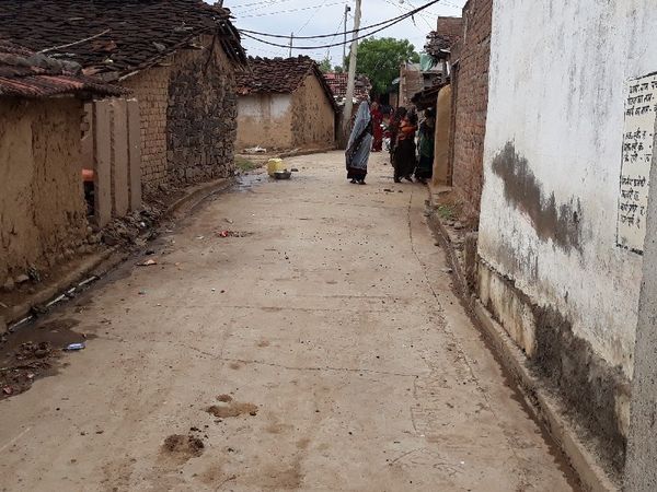 Villagers afraid of vaccines, sunny journey escaped from Caerena; Locks on homes, camping in fields | टीके से डरे गांववाले, काेराेना से बचने निकाली धूप यात्रा; घरों पर ताले, खेतों में डेरा 3 कोई भी नया वाहन देखकर लोग घरों में दुबक जाते हैं, सड़कें सूनी हो जाती हैं।
