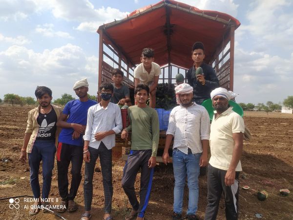 किसान परिवार ने ट्रक भरकर तरबूज ओंकारेश्वर भेजे।