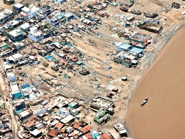 पीएम नरेंद्र मोदी ने तूफान प्रभावित अमरेली, गिर सोमनाथ और भावनगर का हवाई सर्वे किया। यह तस्वीर सीएम विजय रूपाणी ने शेयर की। - Smart Newsline