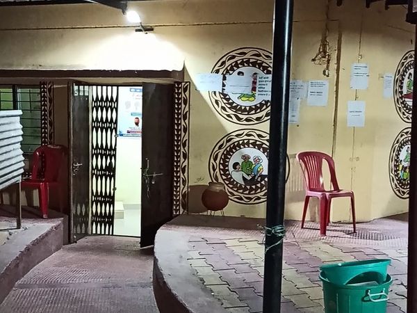 रात में भी खुल गया था डीडी नगर प्राथमिक स्वस्थ केंद्र का द्वार।