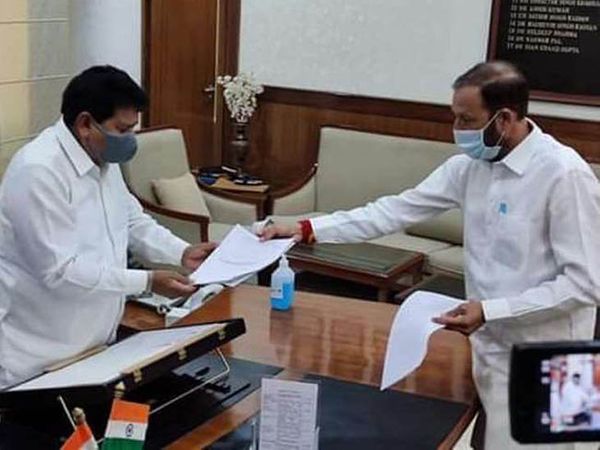 विधानसभा में सदस्यता बचाने के लिए हिमाचल हाईकोर्ट के स्टे ऑडर की कॉपी और अपना मांगपत्र अध्यक्ष ज्ञानचंद गुप्ता को सौंपते प्रदीप चौधरी। -फाइल फोटो