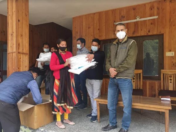 हिमाचल प्रदेश में कांगड़ा जिले के दुर्गम क्षेत्र छोटा भंगाल में कोविड से बचाव के लिए आवश्यक सामग्री उपलब्ध कराता सेहत विभाग का अमला। - Dainik Bhaskar