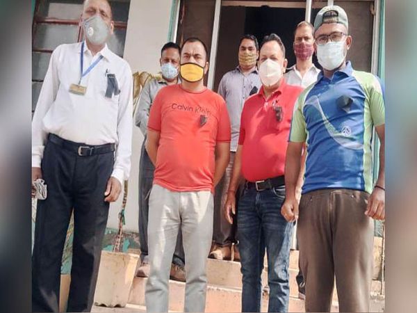 कांगड़ा में काले बिल्ले लगाकर प्रदेश सरकार के खिलाफ नाराजगी जताते बिजली बोर्ड के कर्मचारियों के प्रतिनिधि। - Dainik Bhaskar