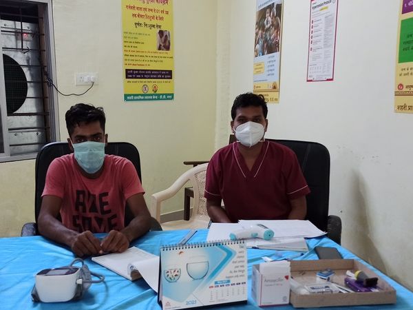 डीडी नगर कार्यालय में नियमित रूप से शाम को अलर्ट करने के लिए कर्मचारी।