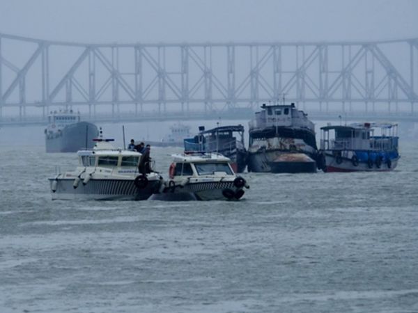 तस्वीर पिछले साल आए अम्फन तूफान की है। तब बंगाल में इस तूफान ने जमकर तबाही मचाई थी। (फाइल फोटो) - Dainik Bhaskar